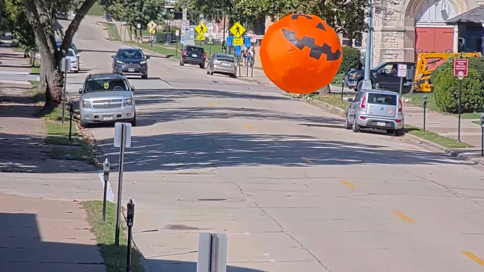 WATCH: Giant inflatable pumpkin goes rogue in downtown Iowa town, sending driver swerving — WESH 2 Orlando, Altamonte Springs Business news